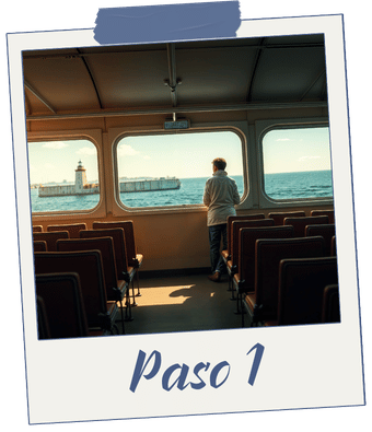 Persona de pie mirando por la ventana de un ferry hacia un faro y el mar durante el atardecer.