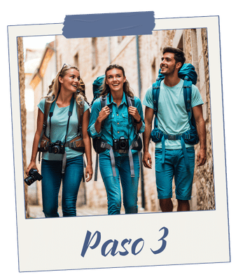 Costa rocosa con aguas transparentes y barcos pequeños navegando cerca de una colina cubierta de pinos en Mljet.