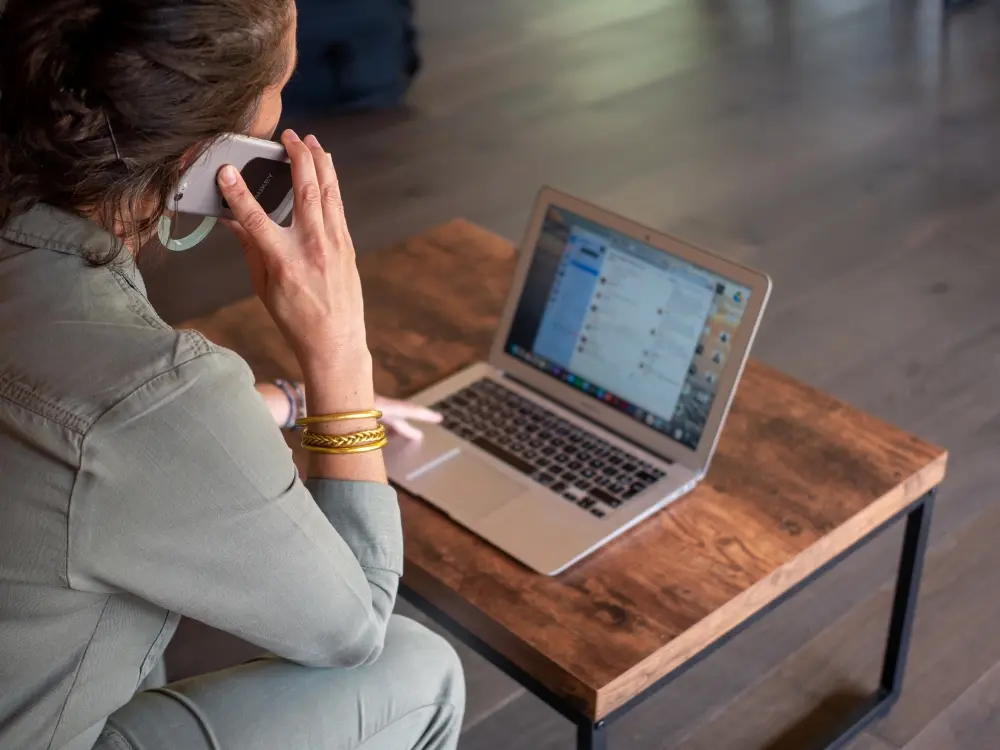 Une concierge HostnFly au téléphone