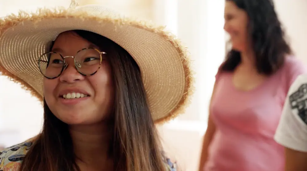 Un voyageur accueilli par la conciergerie HostnFly