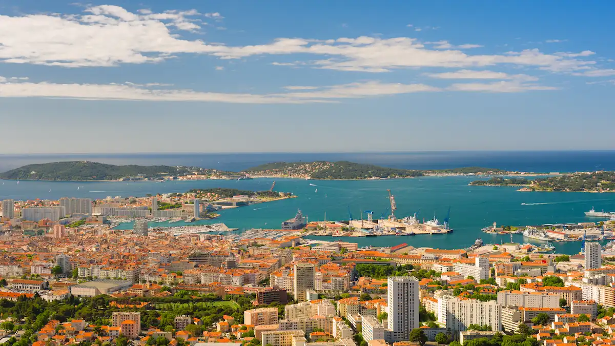 Investir à Toulon : Quels quartiers offrent la meilleure rentabilité Airbnb ?