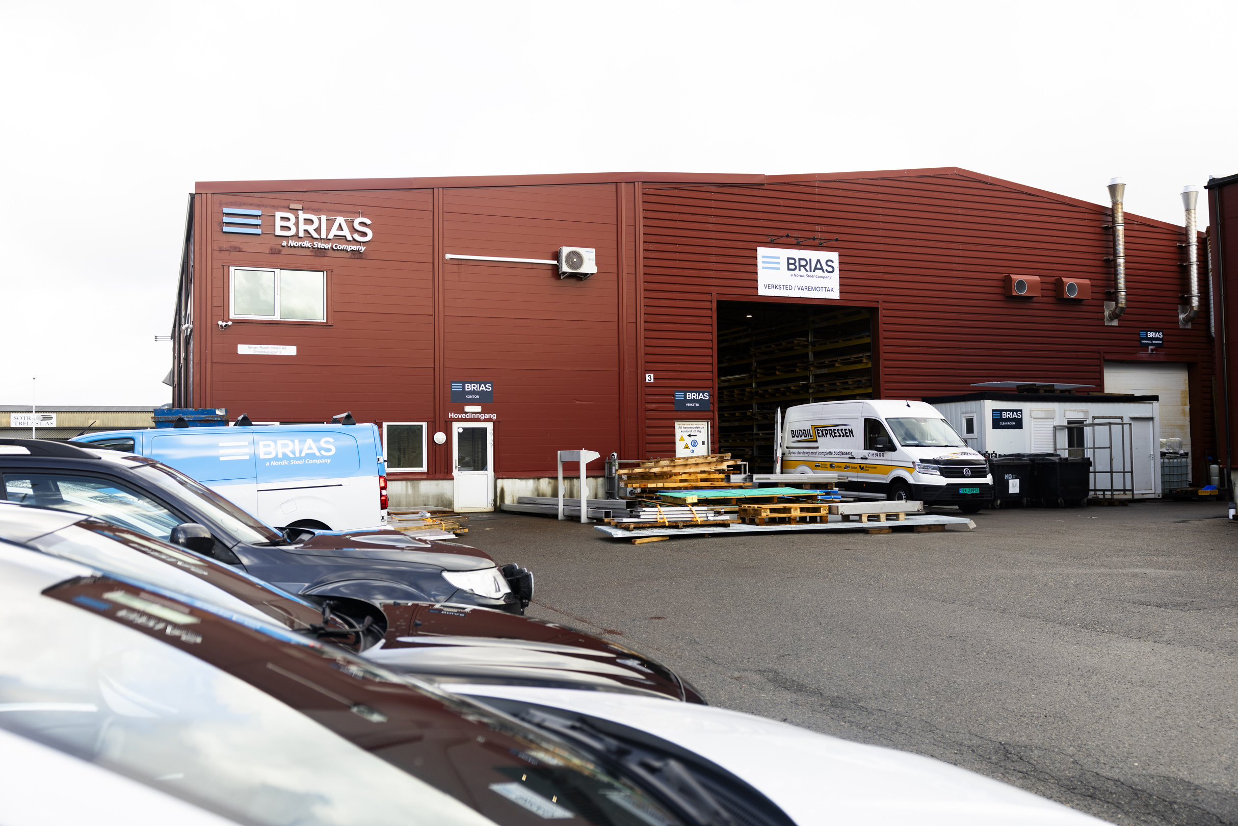 BRIAS-bygget med firmabiler utenfor