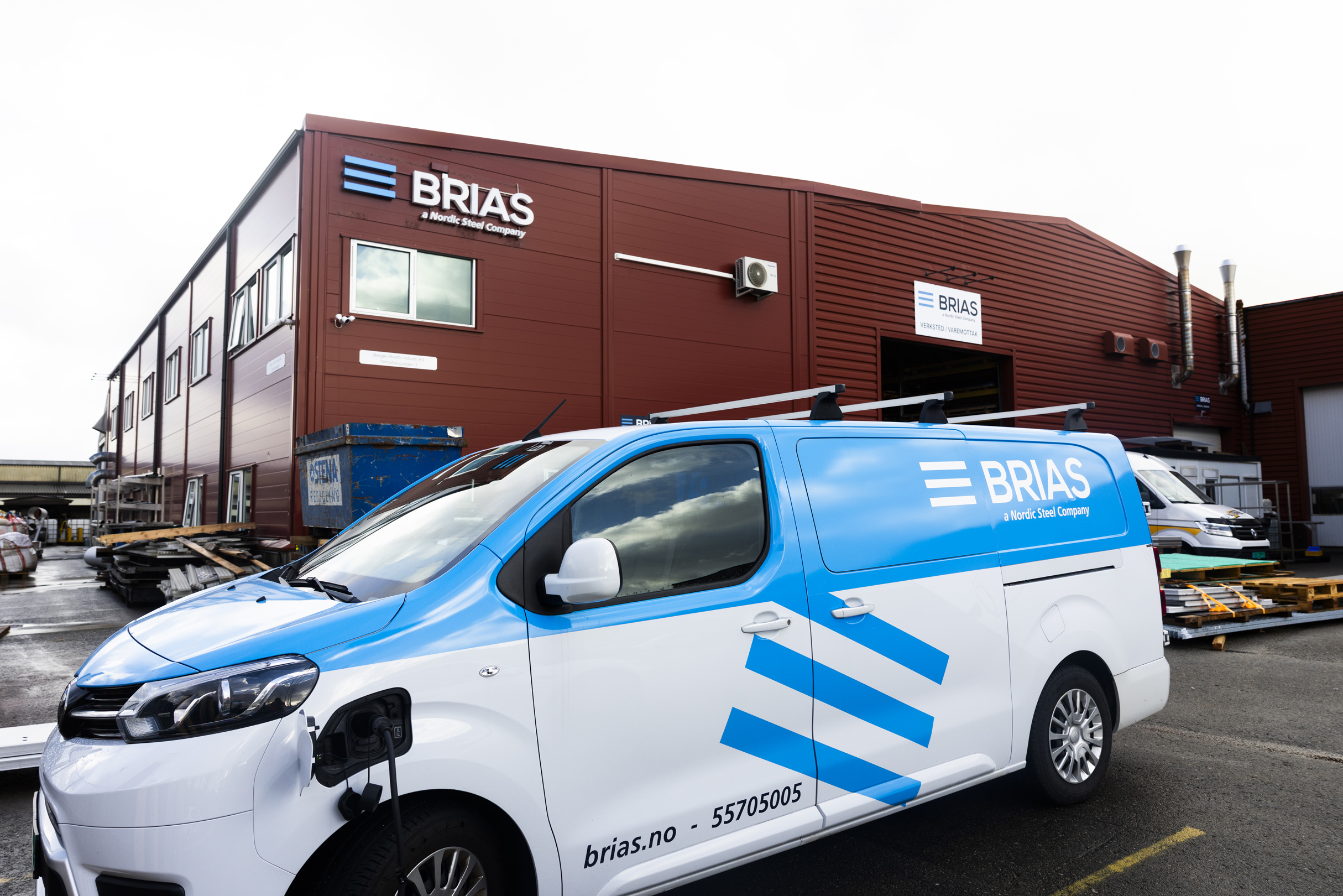 BRIAS-bygget og firmabil med BRIAS-logo