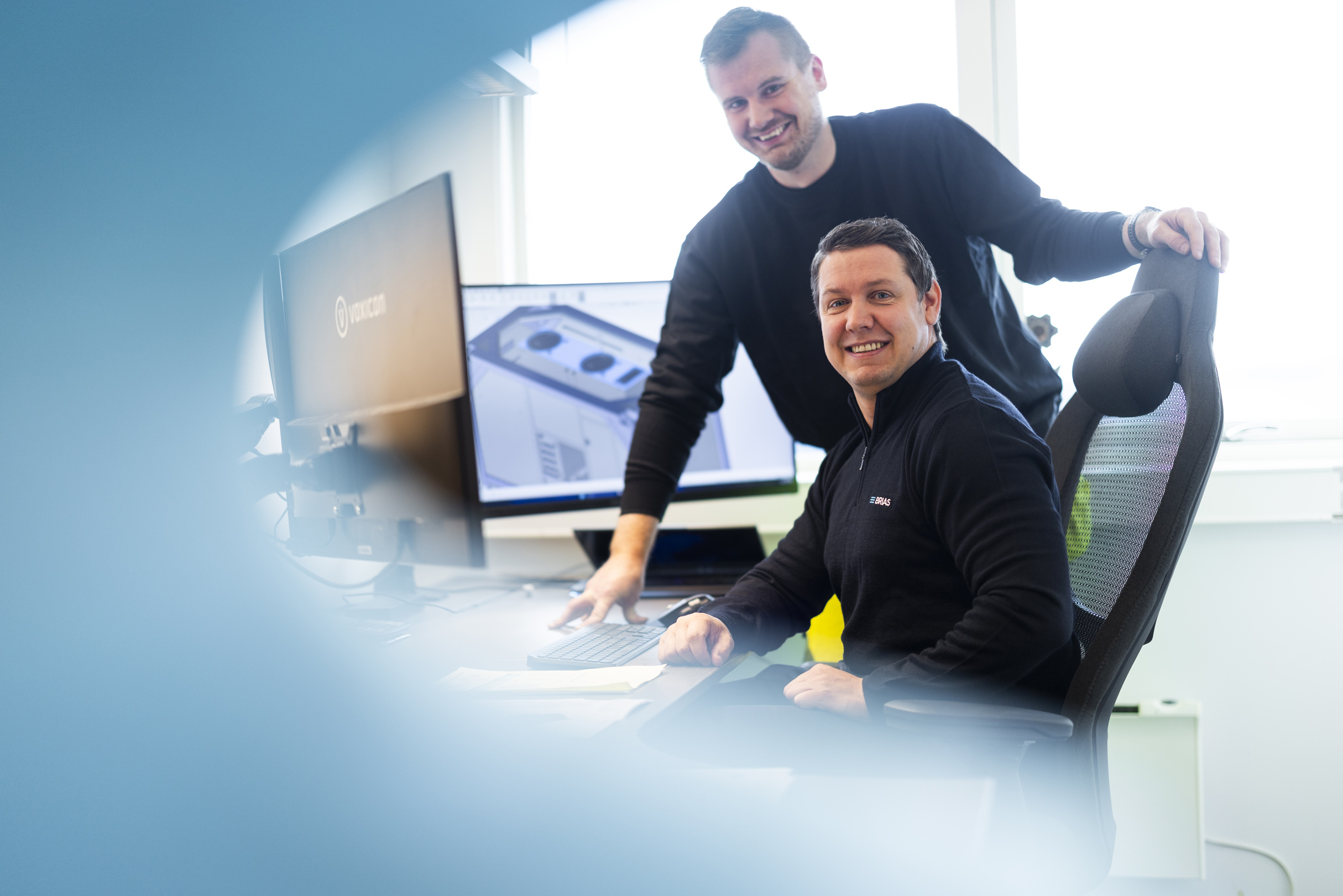 Ingeniører ved skjerm med 3D-modell på kontoret