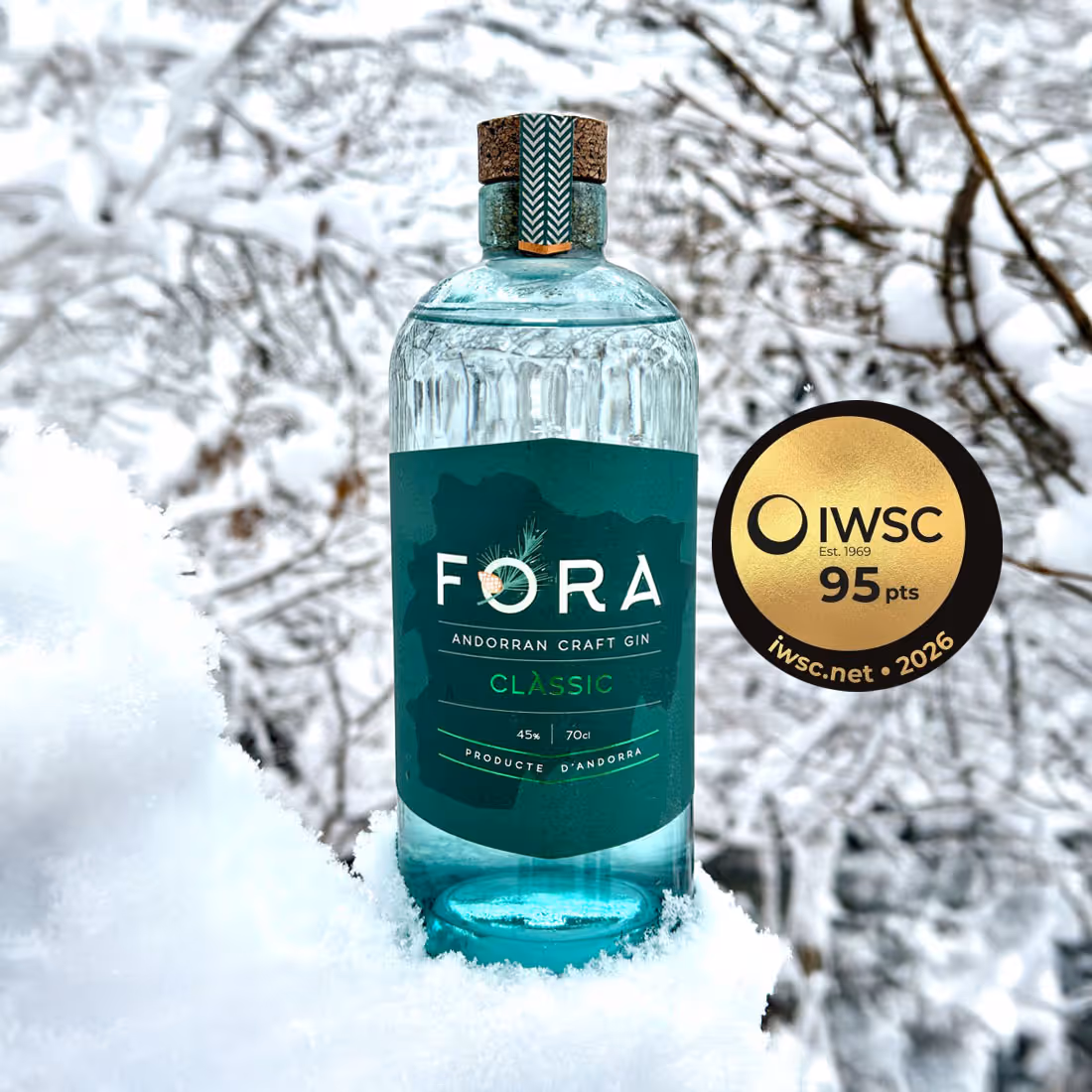 Ampolla de ginebra artesana Andorrana Fora Classic a la neu amb un distintiu IWSC de 95 punts.