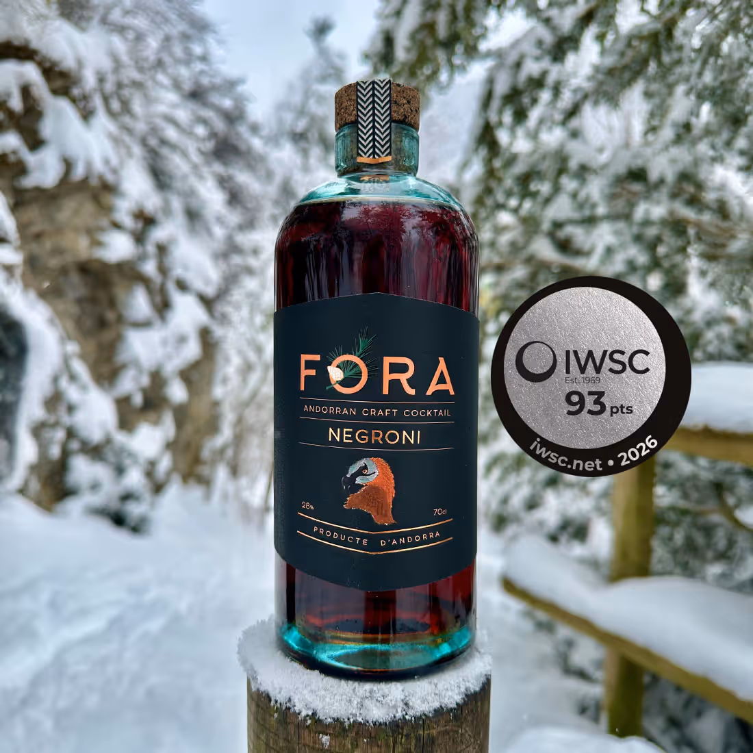 Ampolla de còctel Negroni Fora amb un segell IWSC 93 punts en un entorn nevat.