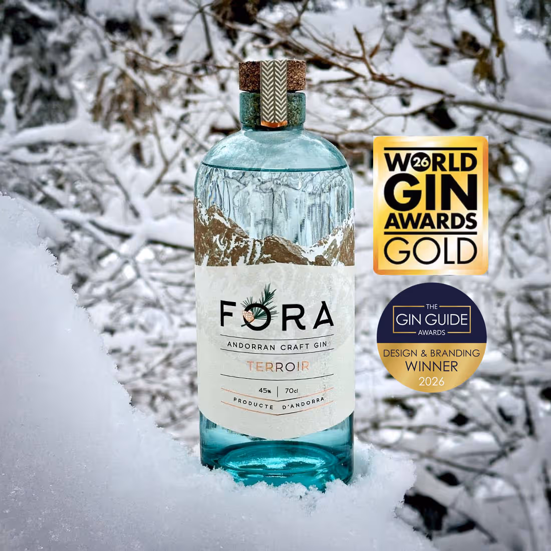 Ampolla de ginebra artesana ForA Terroir d’Andorra en neu amb premis World Gin Awards i Gin Guide 2026.