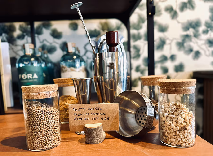 Set de cocteleria premium Rusty Barrel amb agitador metàl·lic, vas medidor i espècies en pots de vidre.