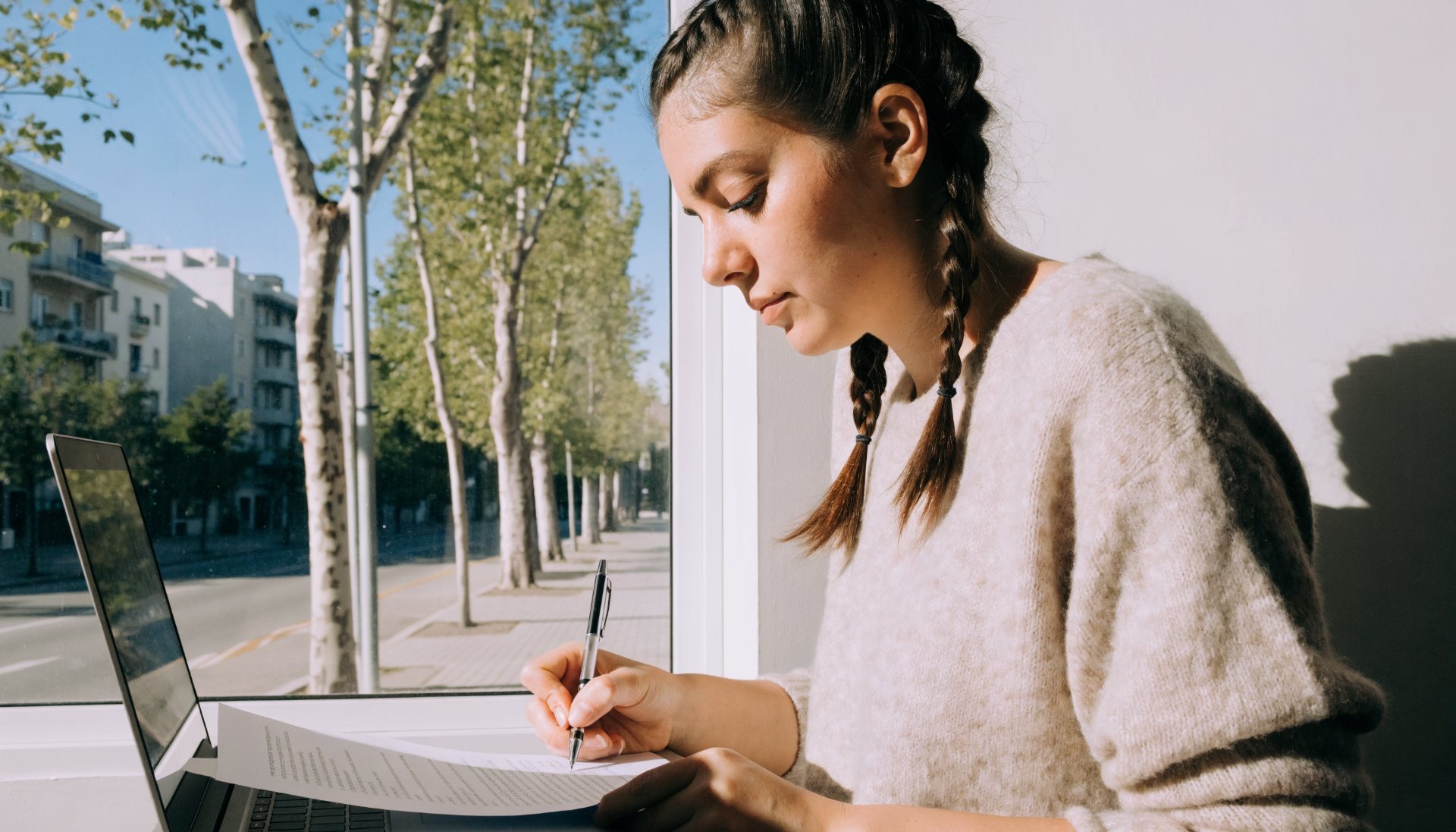 Marketing specialist working from a Mendoza apartment