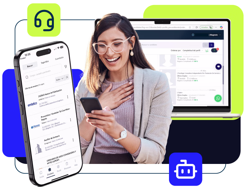 Mujer sonriente con gafas revisando el celular, detrás una computadora con una plataforma de búsqueda de candidatos y un teléfono mostrando ofertas de empleo en una app.