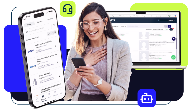 Mulher sorridente com óculos verificando seu celular, atrás de um computador com uma plataforma de busca de candidatos e um telefone mostrando ofertas de emprego em um aplicativo.
