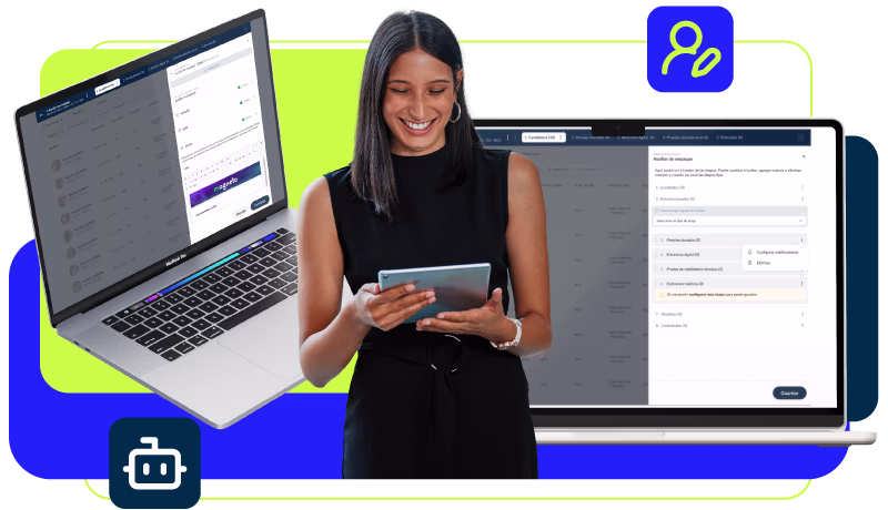 Mulher sorridente usando um tablet na frente de dois laptops mostrando interfaces de software relacionadas ao gerenciamento de produtos e configurações.