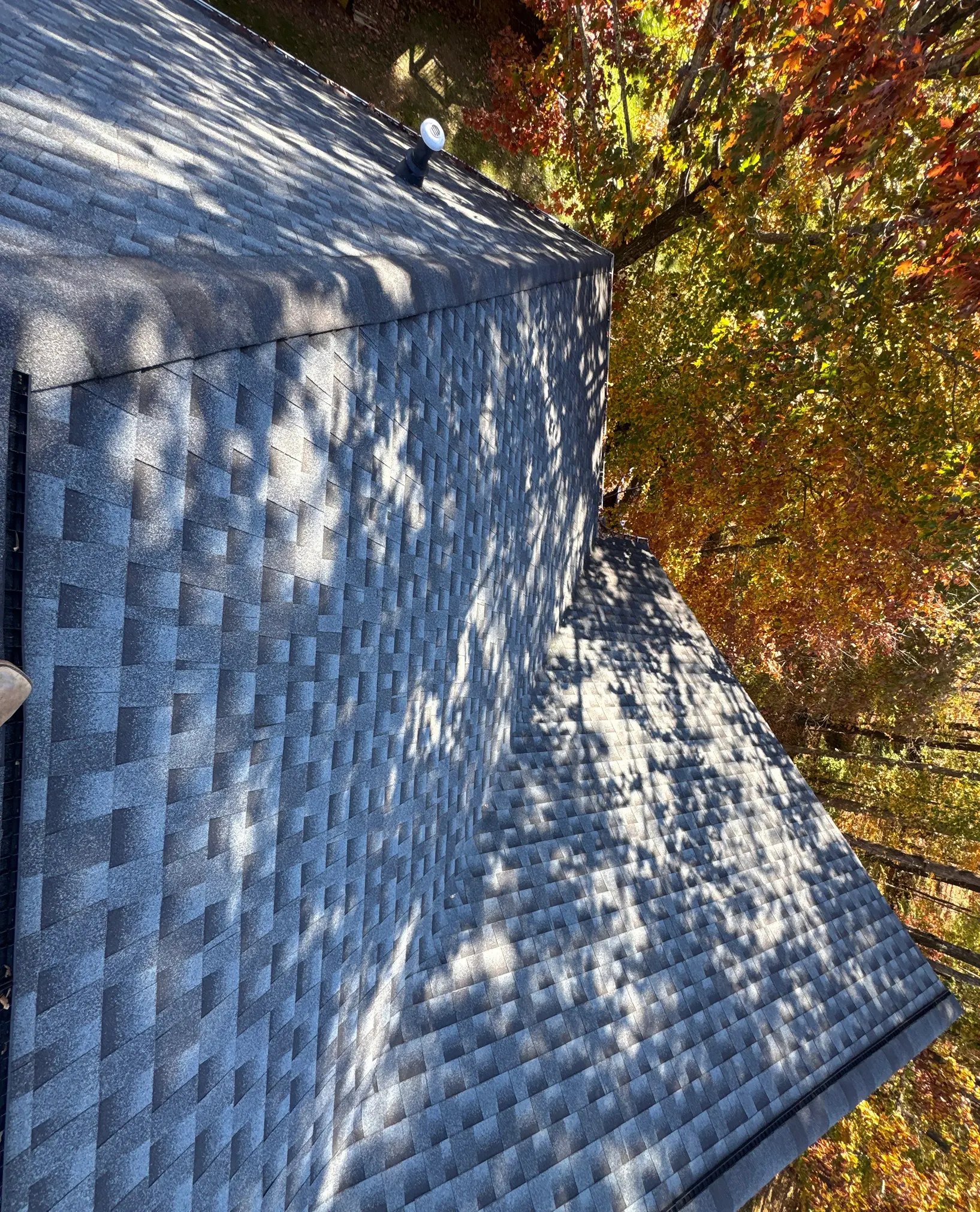 Residential roofing work with uniform shingle alignment and clean edges, providing reliable protection and long-lasting performance.
