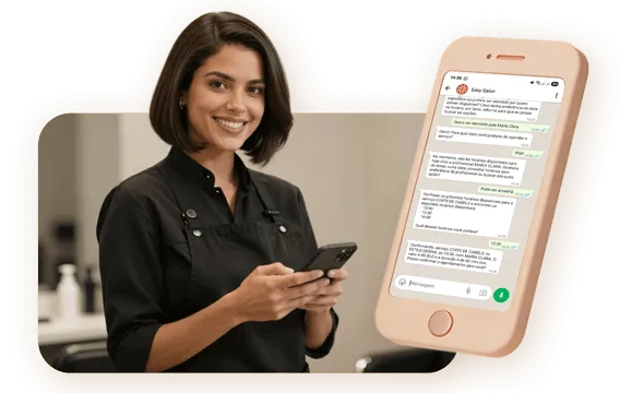 cabeleireira com celular na mão