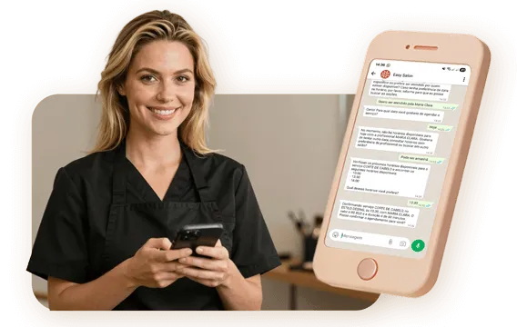 Maquiadora com celular na mão
