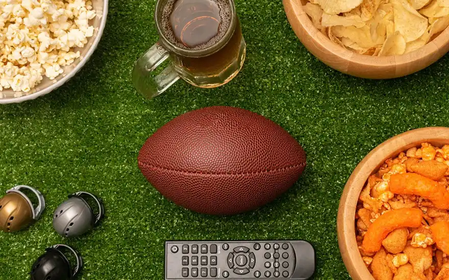 Image of the table with the ball and food prepared for the Super Bowl