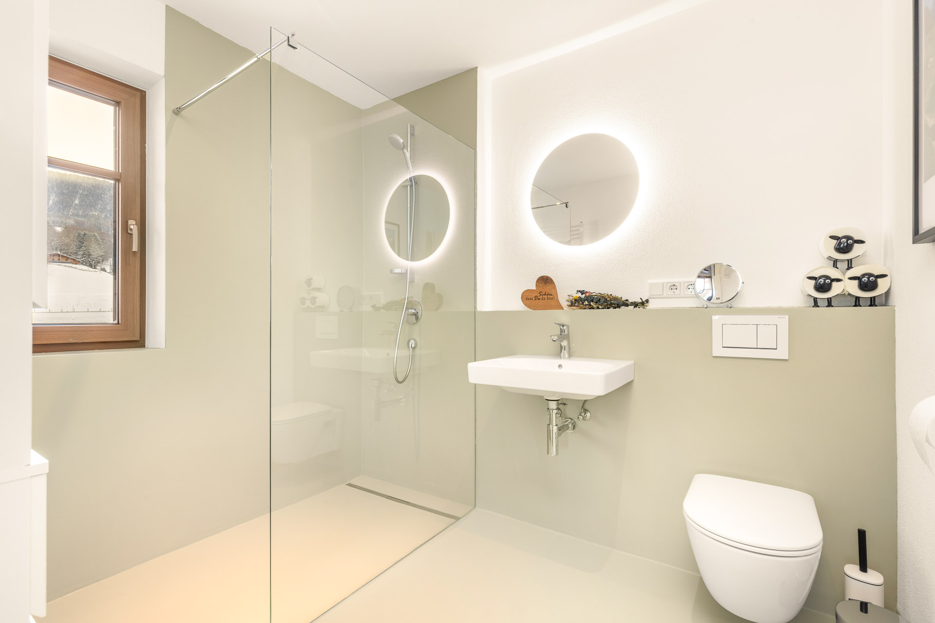 Großzügige, ebenerdige Walk-In-Dusche in moderner Ferienwohnung am Samerberg