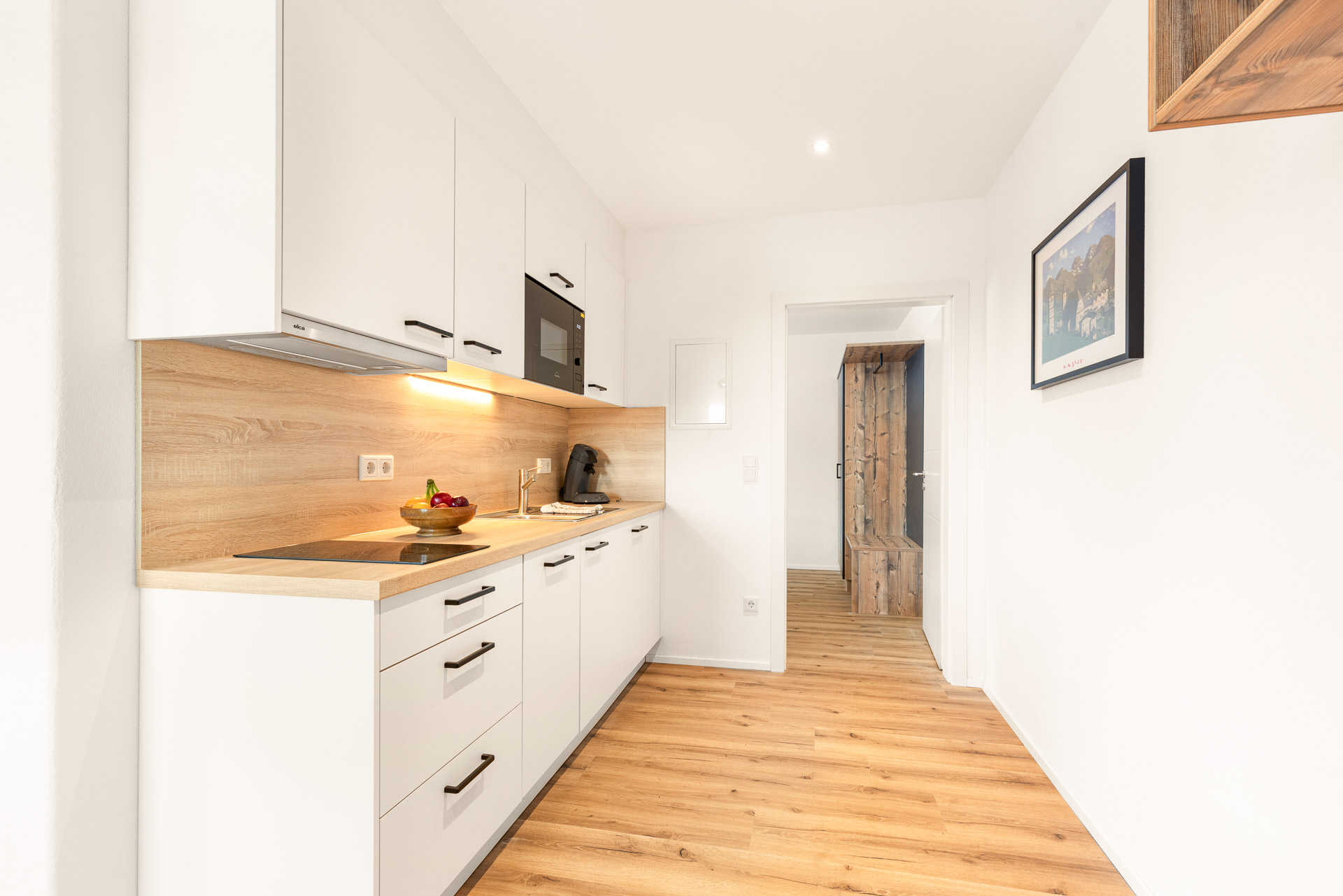 Hochwertig ausgestattete Küche in einer Ferienwohnung am Samerberg mit modernen Geräten