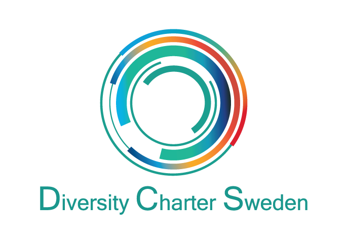 Monivärinen ympyrälogo ja teksti Diversity Charter Sweden.