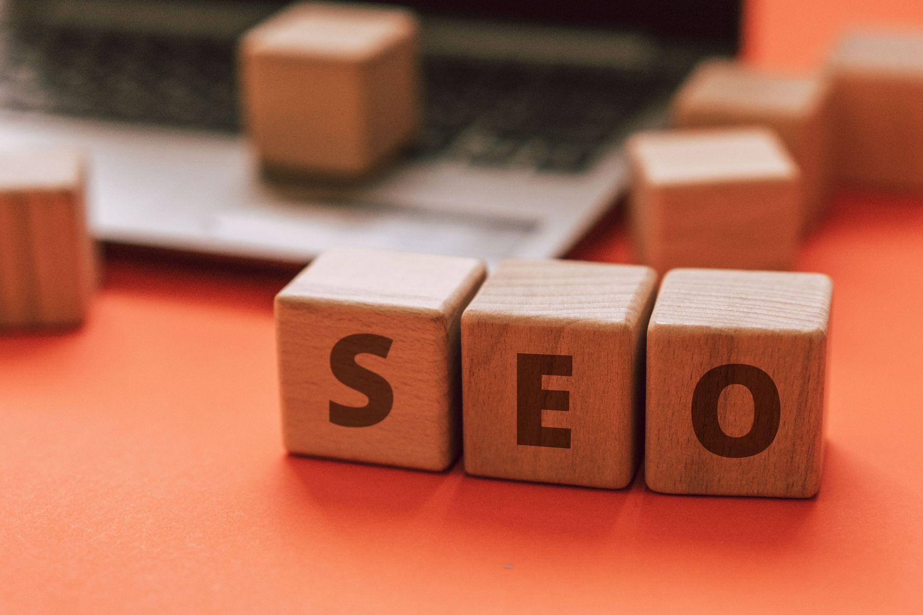 Marketing mix avocat : SEO, Ads, contenu, réseau — comment arbitrer ?