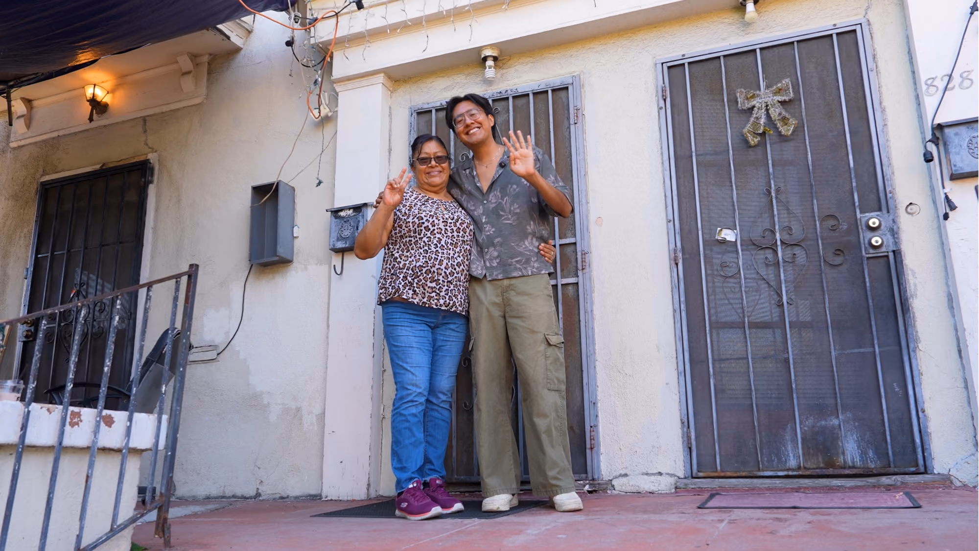 Jose Ruiz et sa mère saluant devant la maison familiale