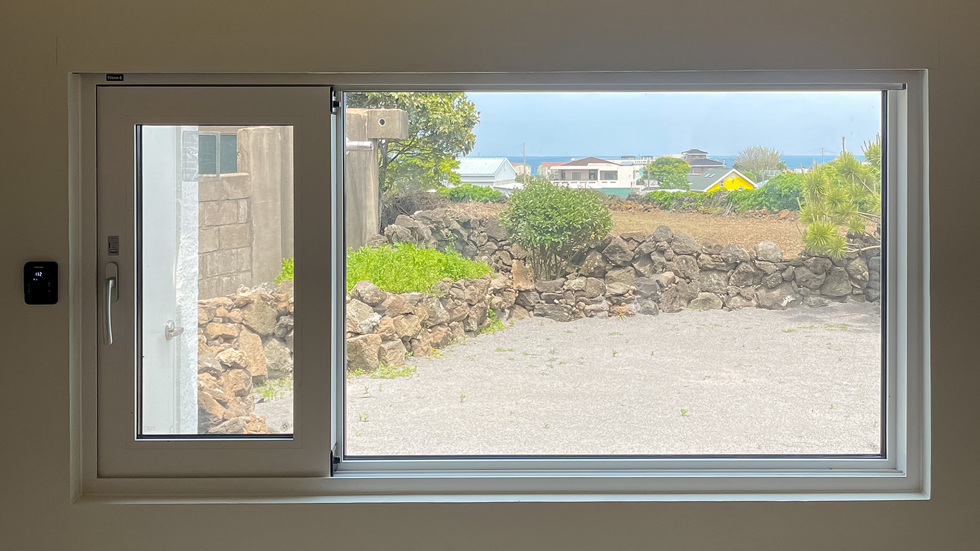 image / 제주 주택 내부 큰창