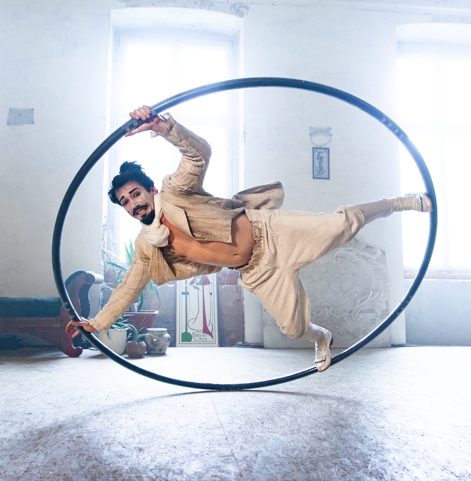 Zhenja Genial Cyr Wheel Artist – Zirkuskünstler buchen Firmenevent Deutschland