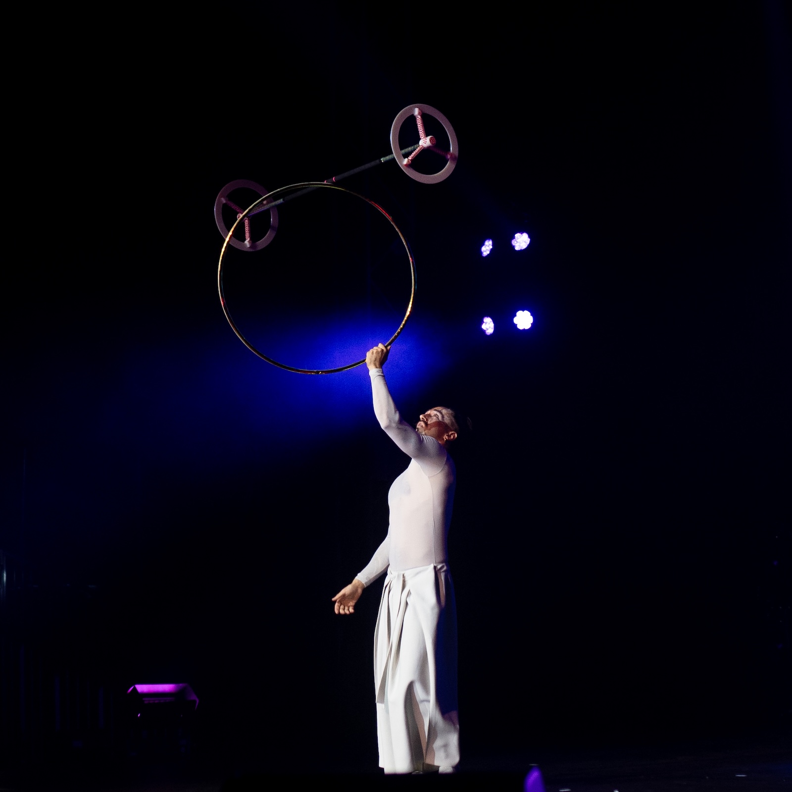 Zhenja Genial Dragonstaff auf Hula Hoop – Equilibrium Showact Gala Abend