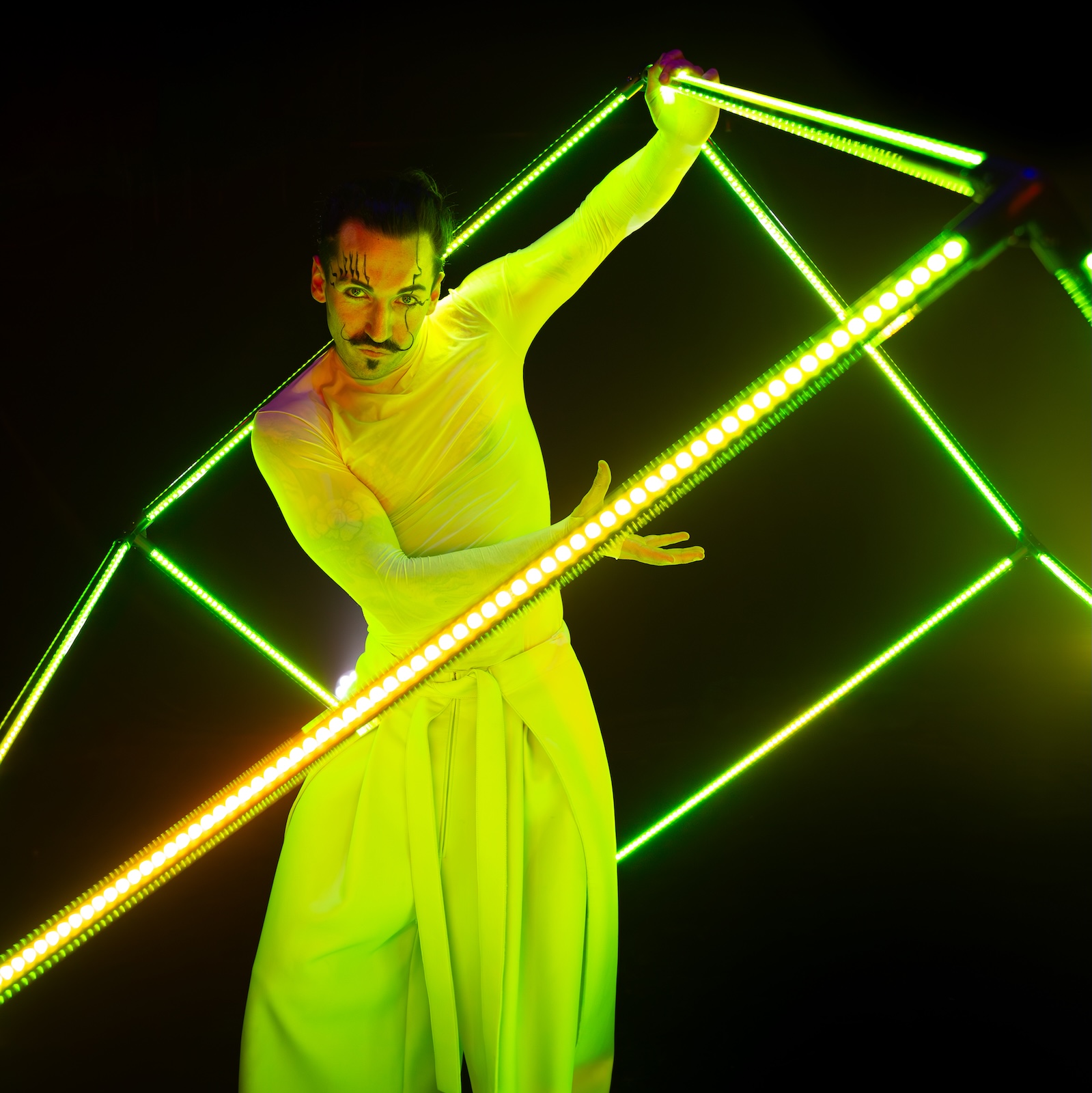 Zhenja Genial LED Cube Pose – Lichtshow Corporate Event