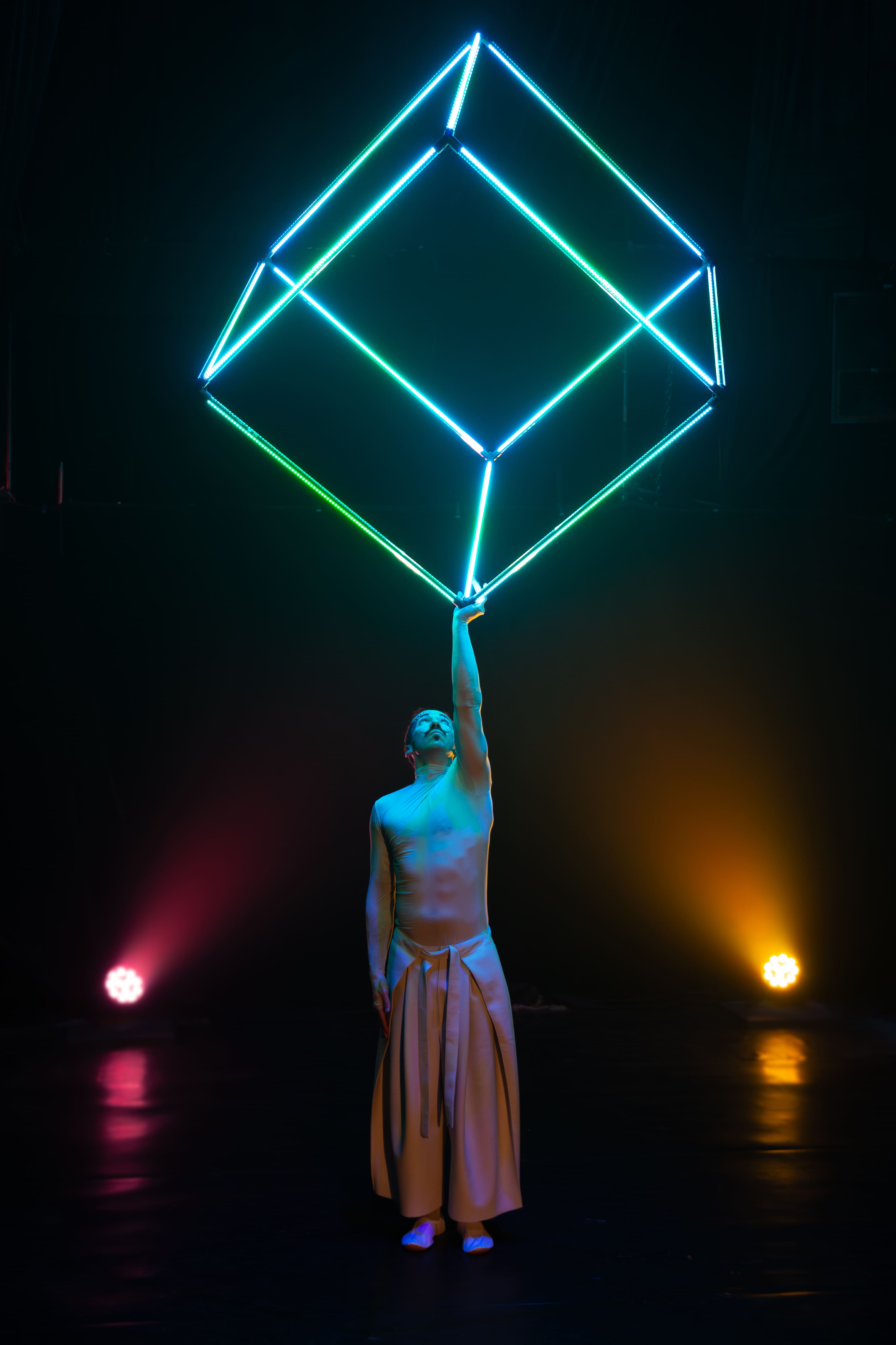 LED Cube Performance Zhenja Genial – Showact Corporate Event