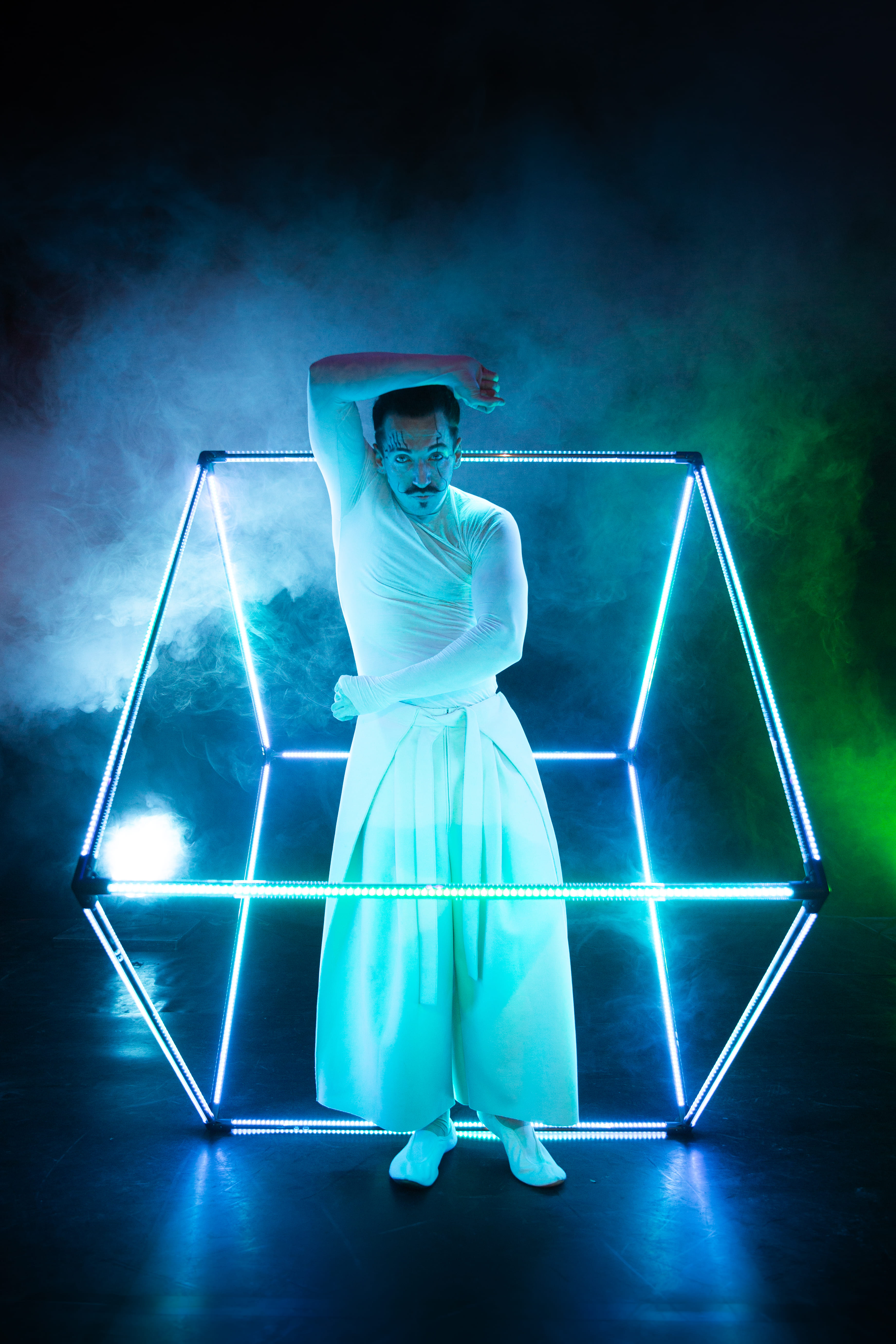 LED Showact Zhenja Genial – Lichtperformance Gala Abend