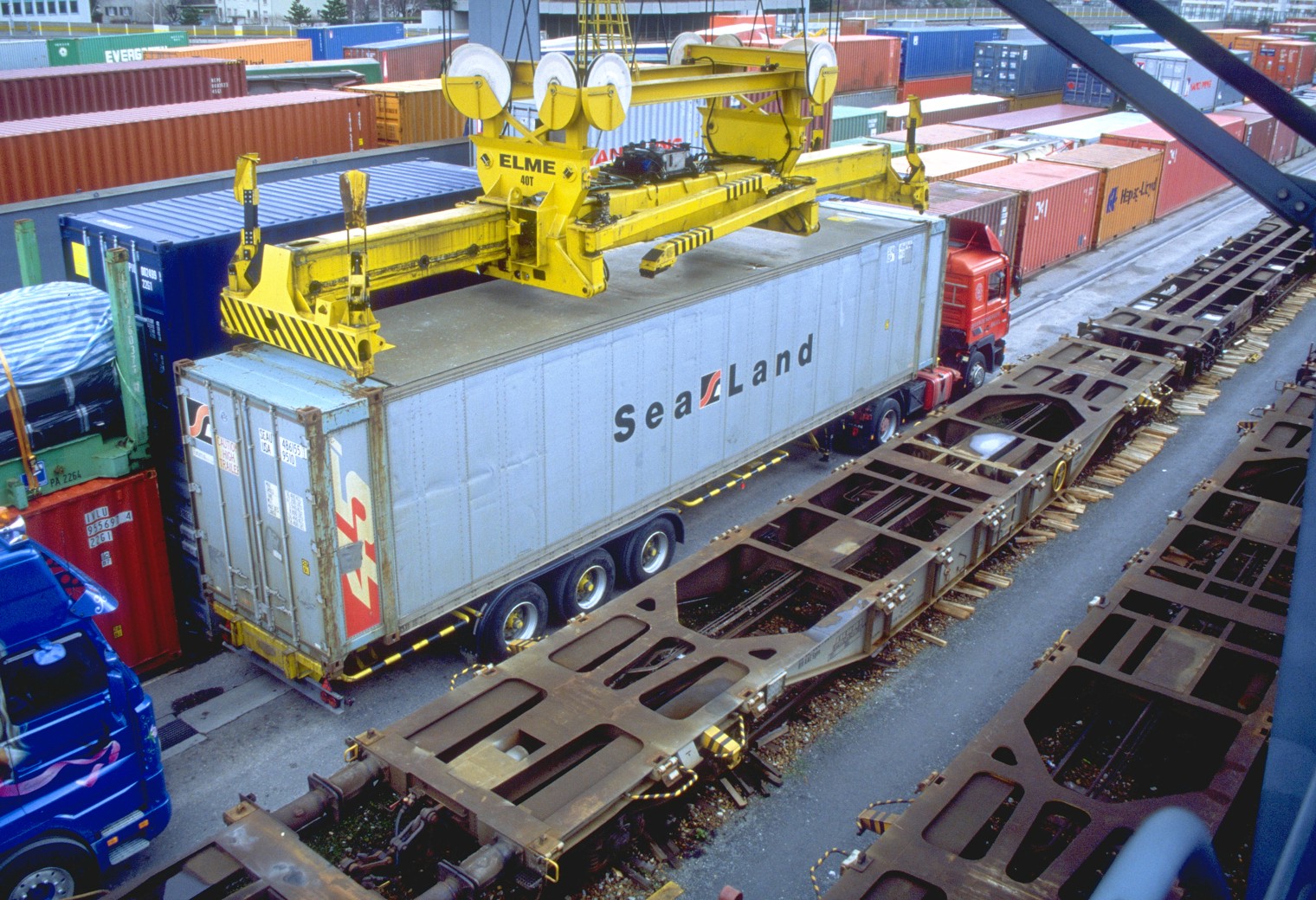 Containere blir losset på togskinner