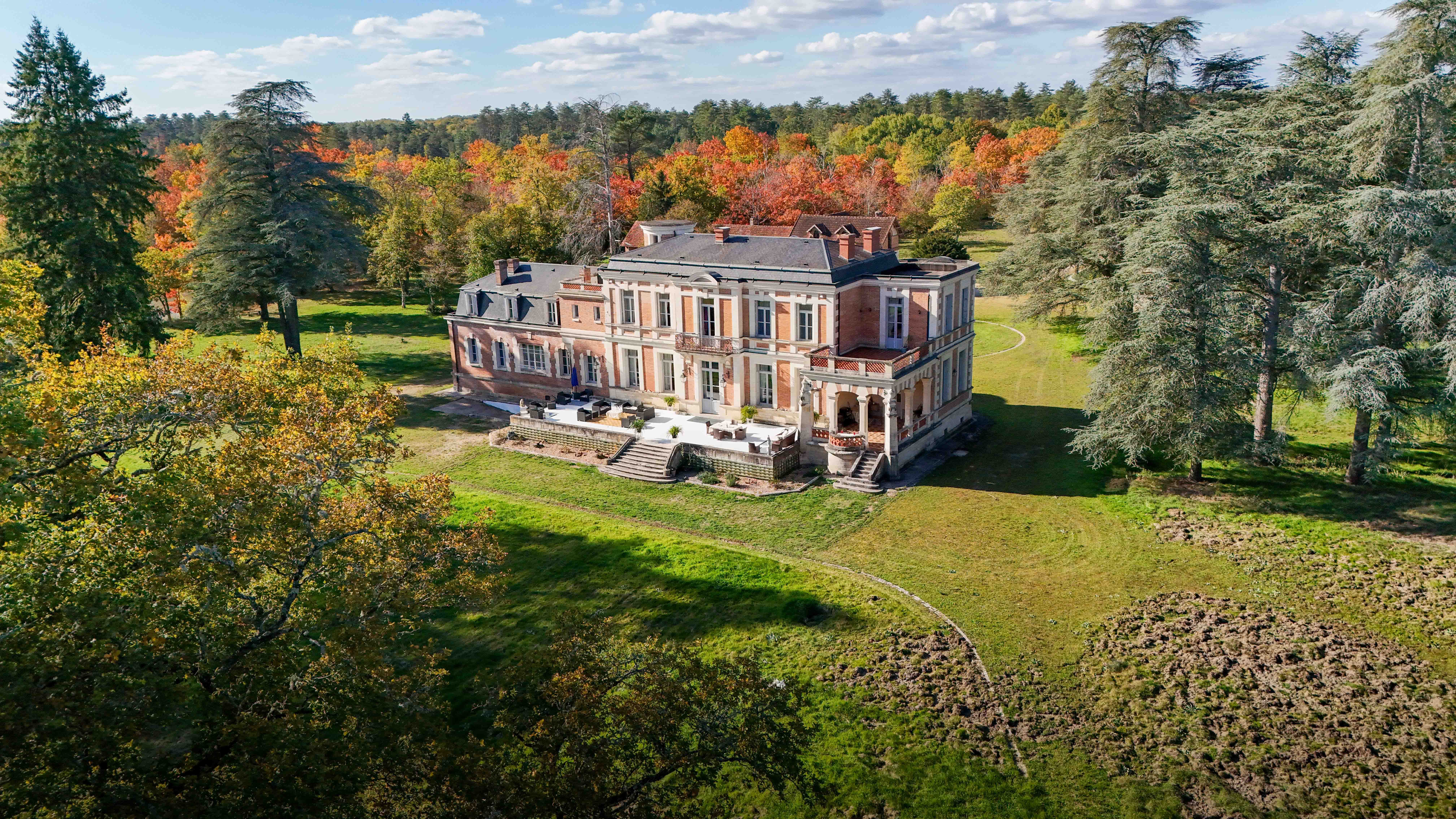Photo drone d’un château : prise de vue aérienne et valorisation du domaine.