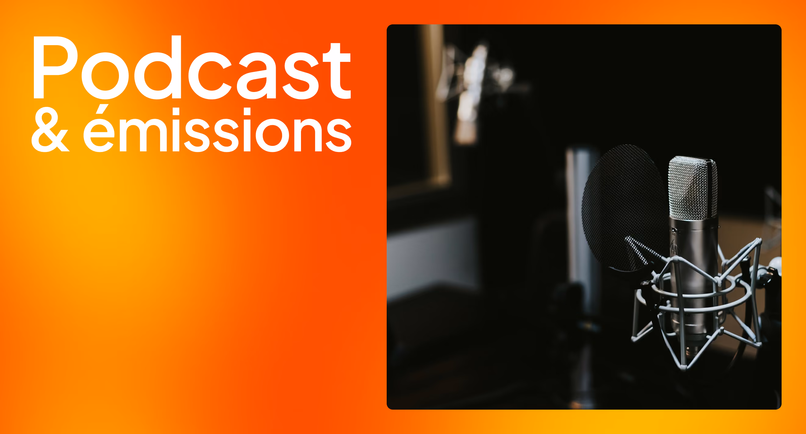 Dirigeant de startup interviewé au micro d'un podcast business