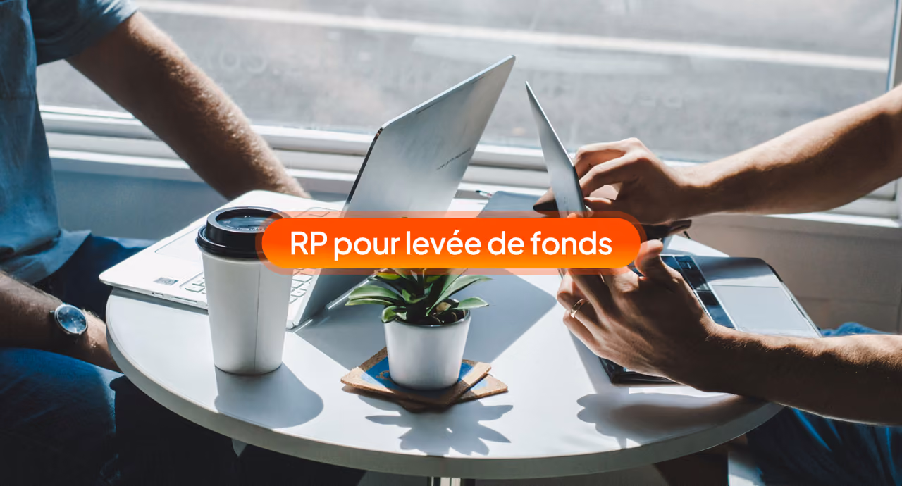 Fondateurs de startup relisant leur communiqué de presse de levée de fonds