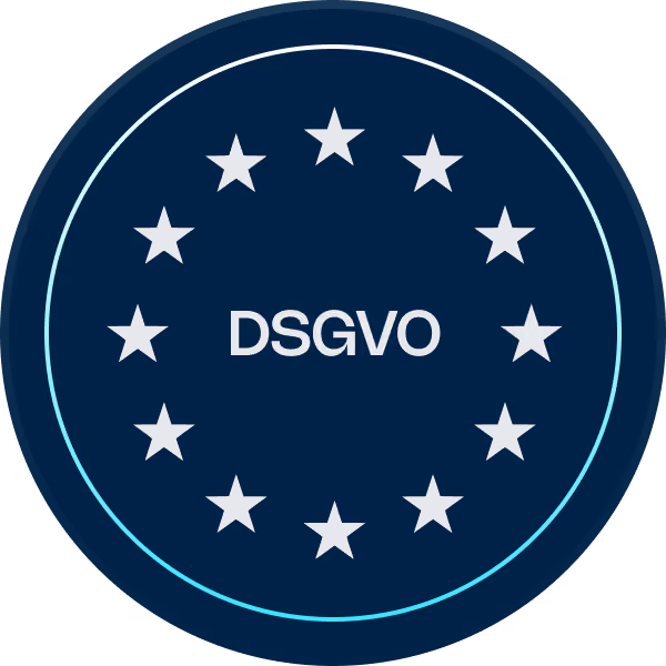 Runder dunkelblauer Badge mit einem Kreis aus weißen Sternen und der zentralen Aufschrift „DSGVO“. Das Element erinnert an ein EU-Siegel und steht für Datenschutz bzw. DSGVO-Konformität.