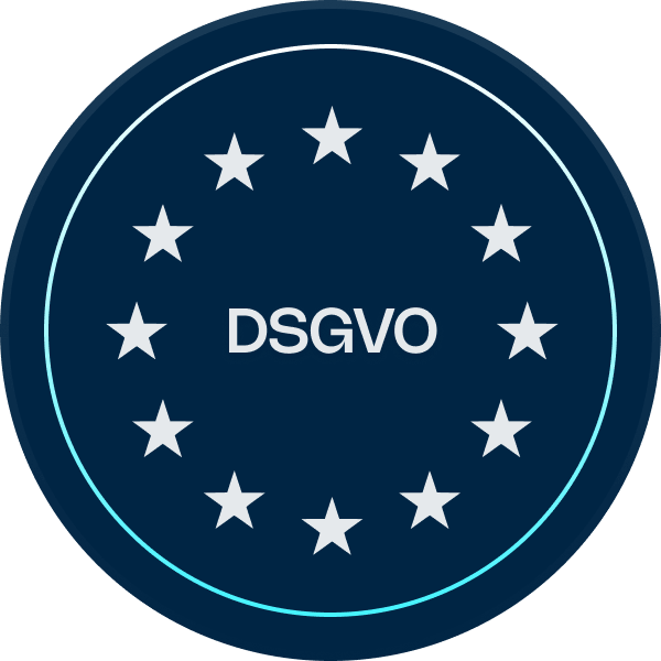 Runder dunkelblauer Badge mit einem Kreis aus weißen Sternen und der zentralen Aufschrift „DSGVO“. Das Element erinnert an ein EU-Siegel und steht für Datenschutz bzw. DSGVO-Konformität.