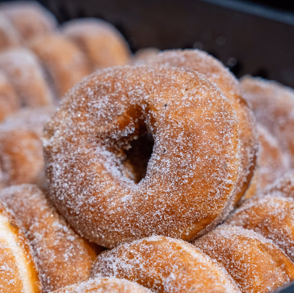 Tuore munkki esillä kahvilan vitriinissä