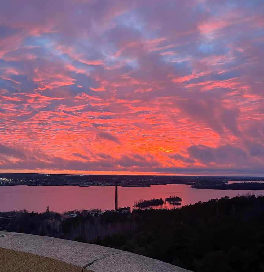 Iltatunnelmaa Pyynikin näkötornissa lämpimän valon ja maiseman ympäröimänä