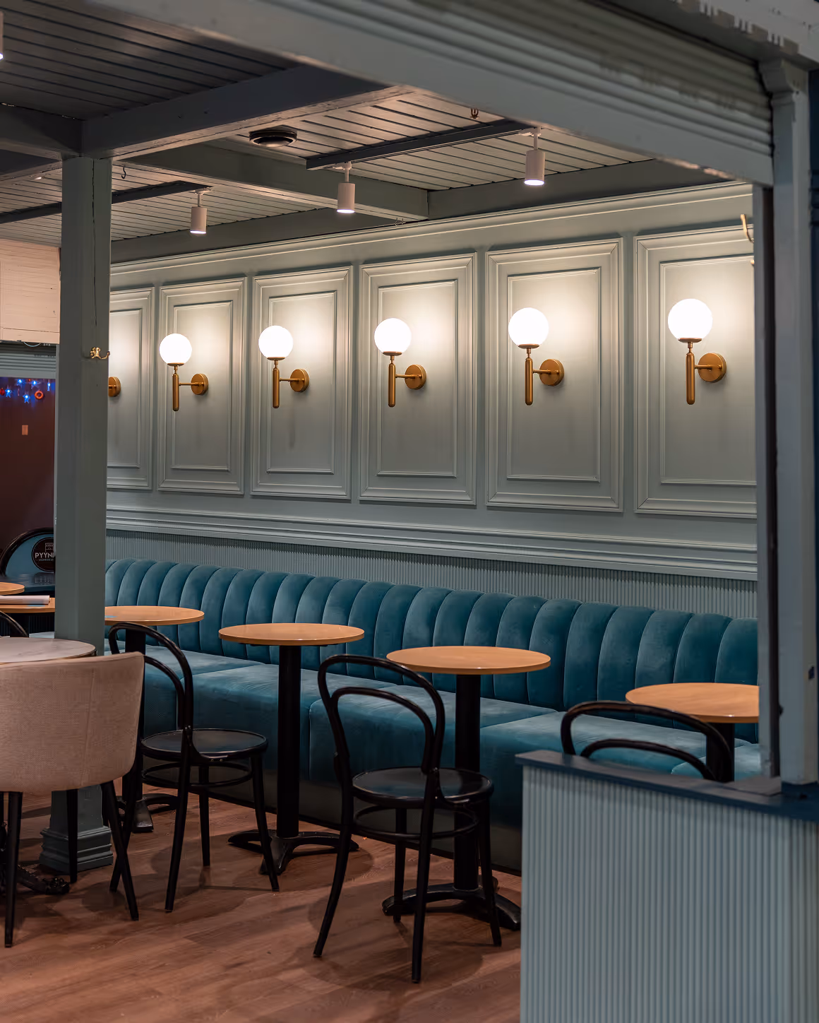 Kauppahallin sisätilan istumapaikat kahvilaympäristössä