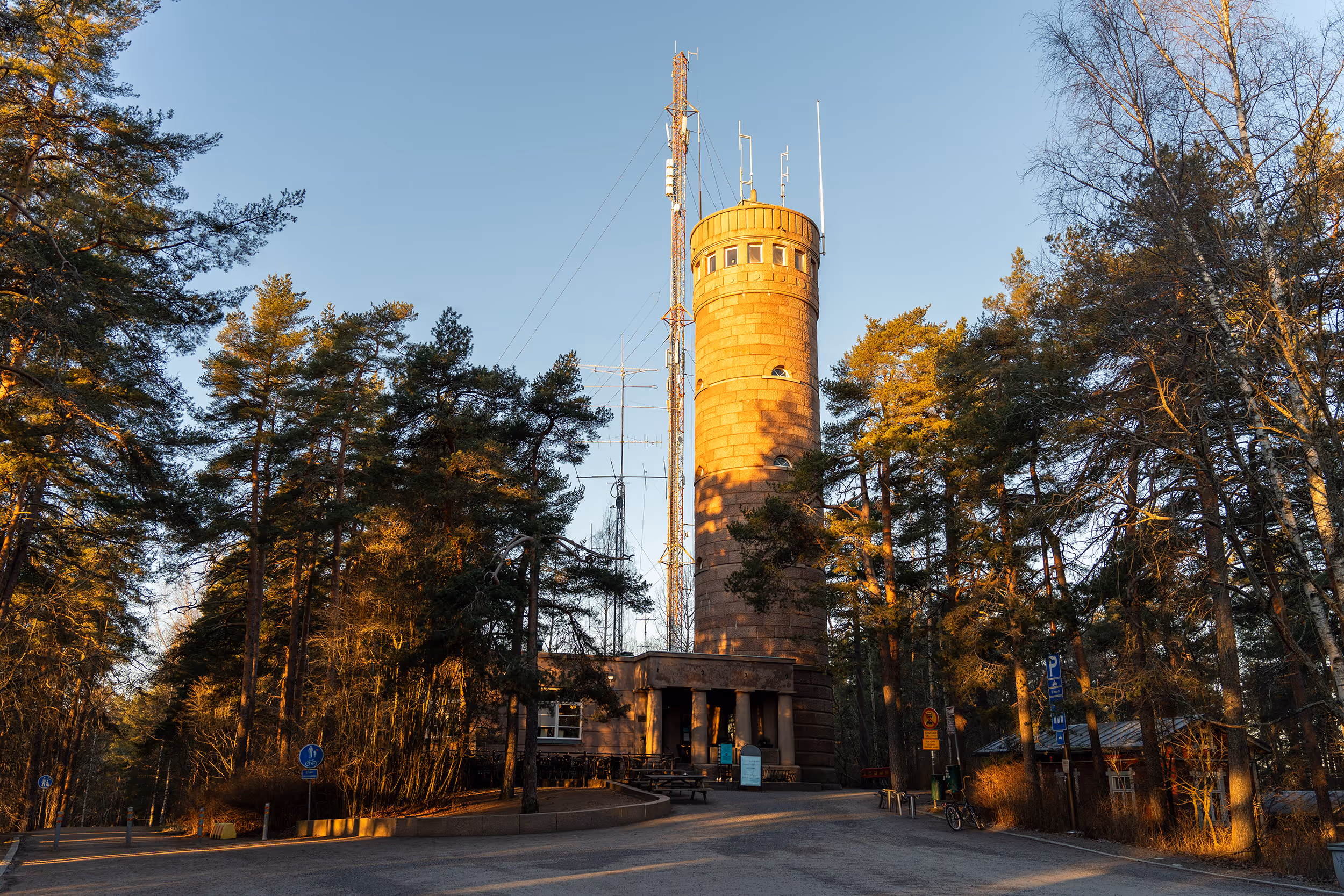 Pyynikin näkötornin ulkonäkymä metsäisen maiseman ympäröimänä Tampereella
