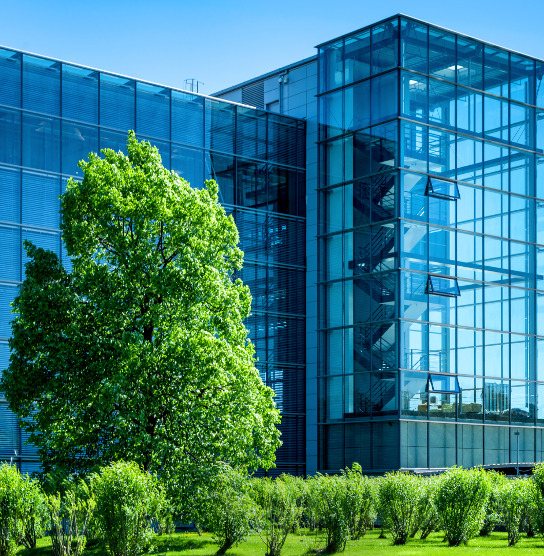 Modern kantoorgebouw met groen