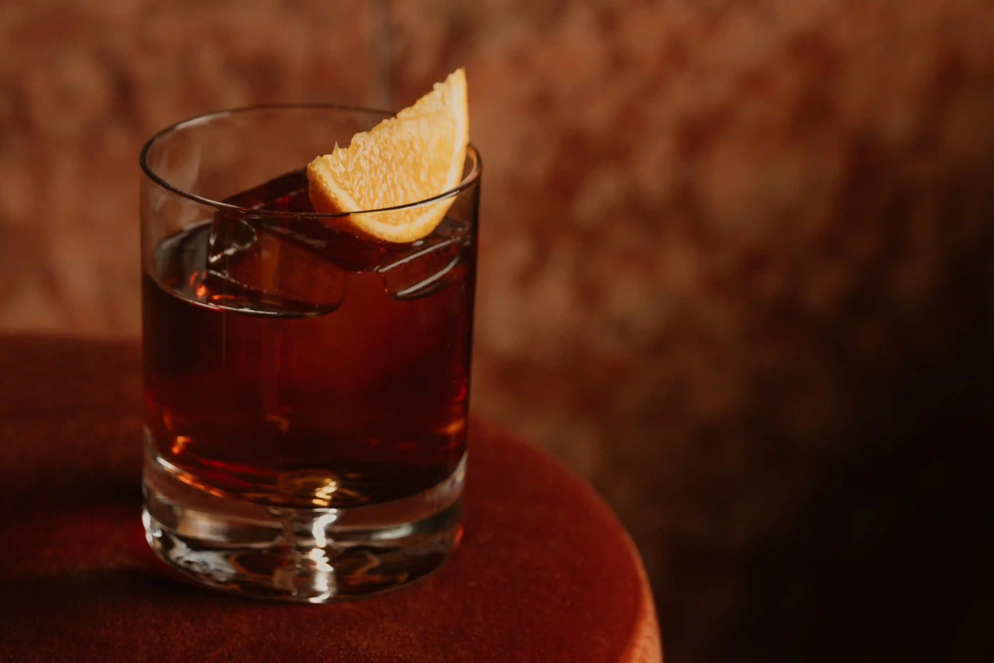 En el bar del restaurante ExperimentalMarais de París se sirve un cóctel Old Fashioned con una gran copa y un barrio de naranjas.