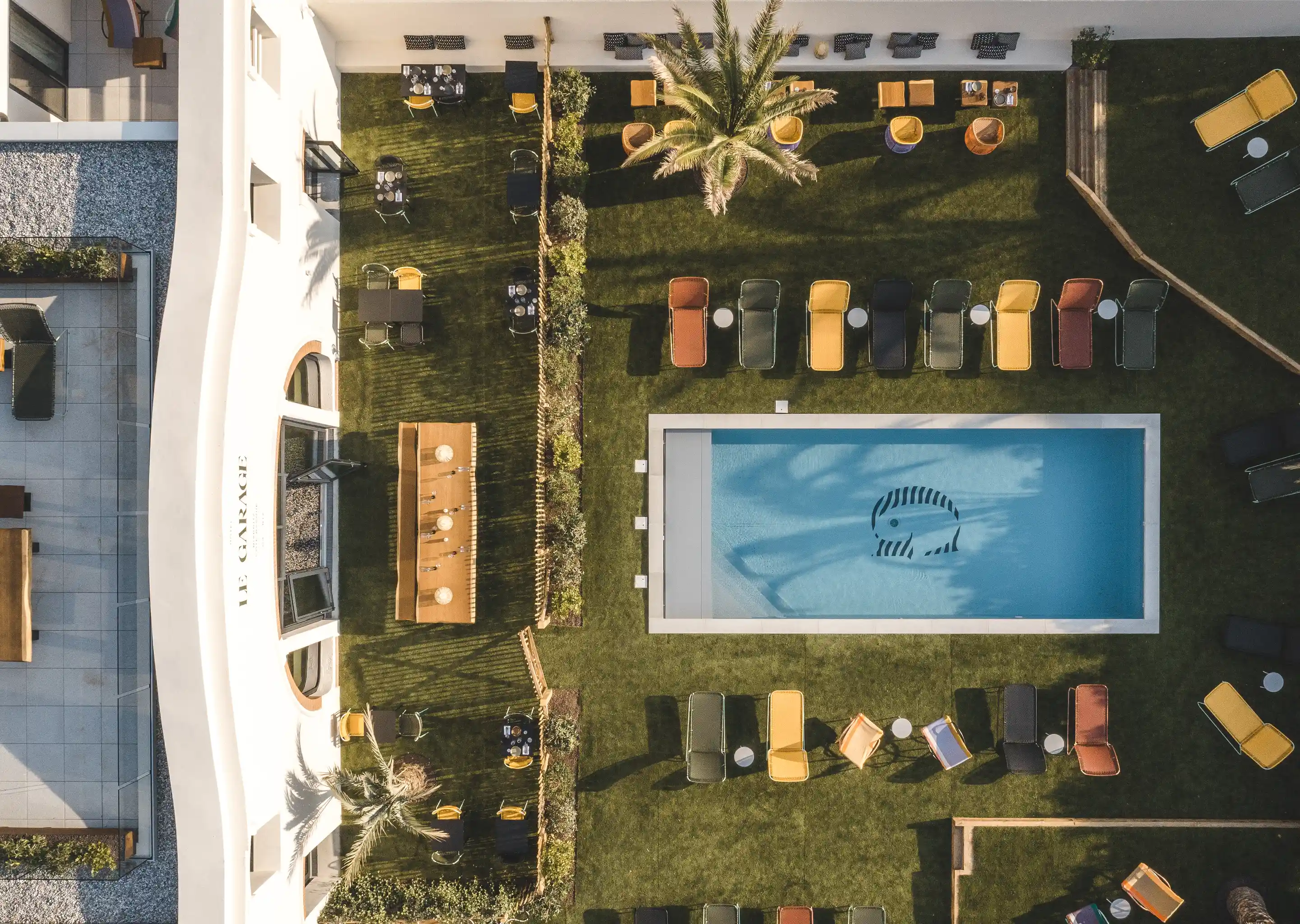 Prospettiva aerea della sala da pranzo all'aperto e della terrazza della piscina dell'Hôtel Régina Experimental a Biarritz.