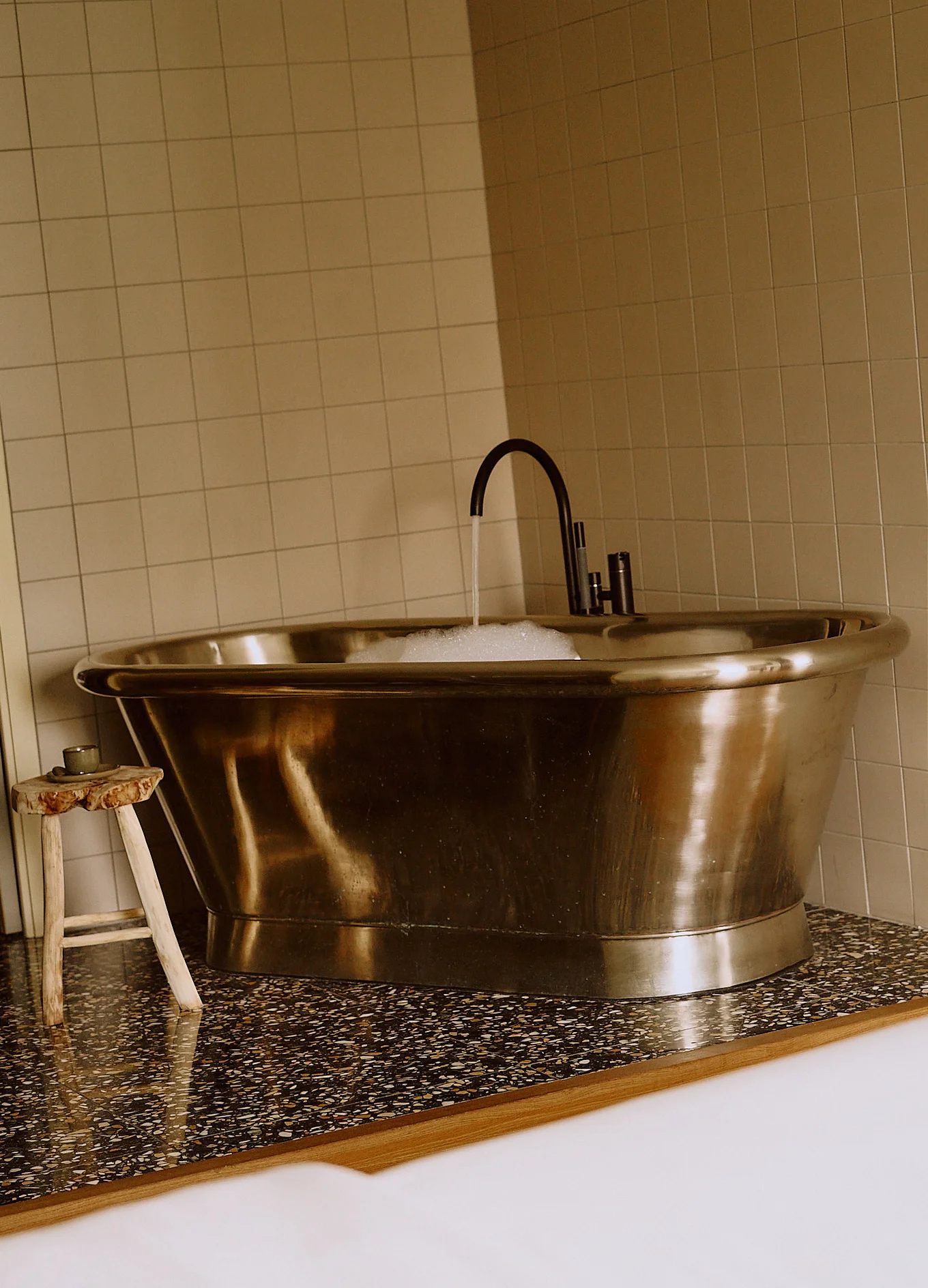 Elegante bañera vintage en una suite de lujo del hotel Le Garage de Biarritz.