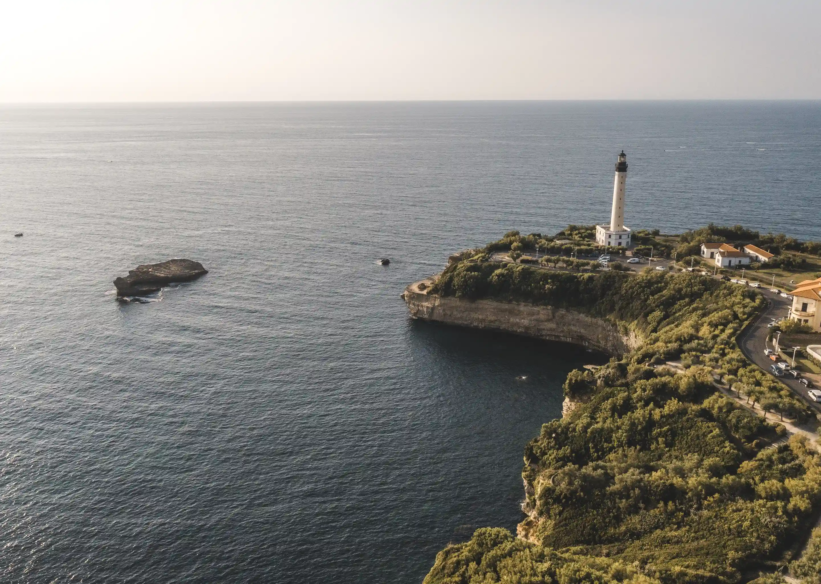 Puesta de sol sobre la costa vasca con el faro de Biarritz cerca del hotel Le Garage.
