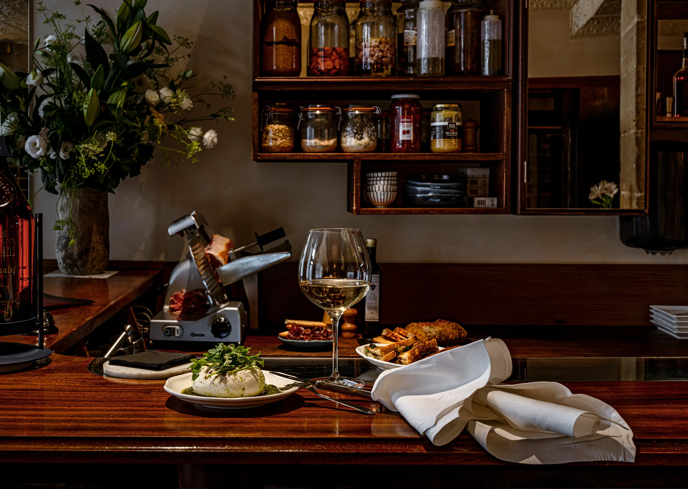 Gourmet atmosphere on the counter at La Compagnie bar, Experimental Group, highlighting the quality of service.