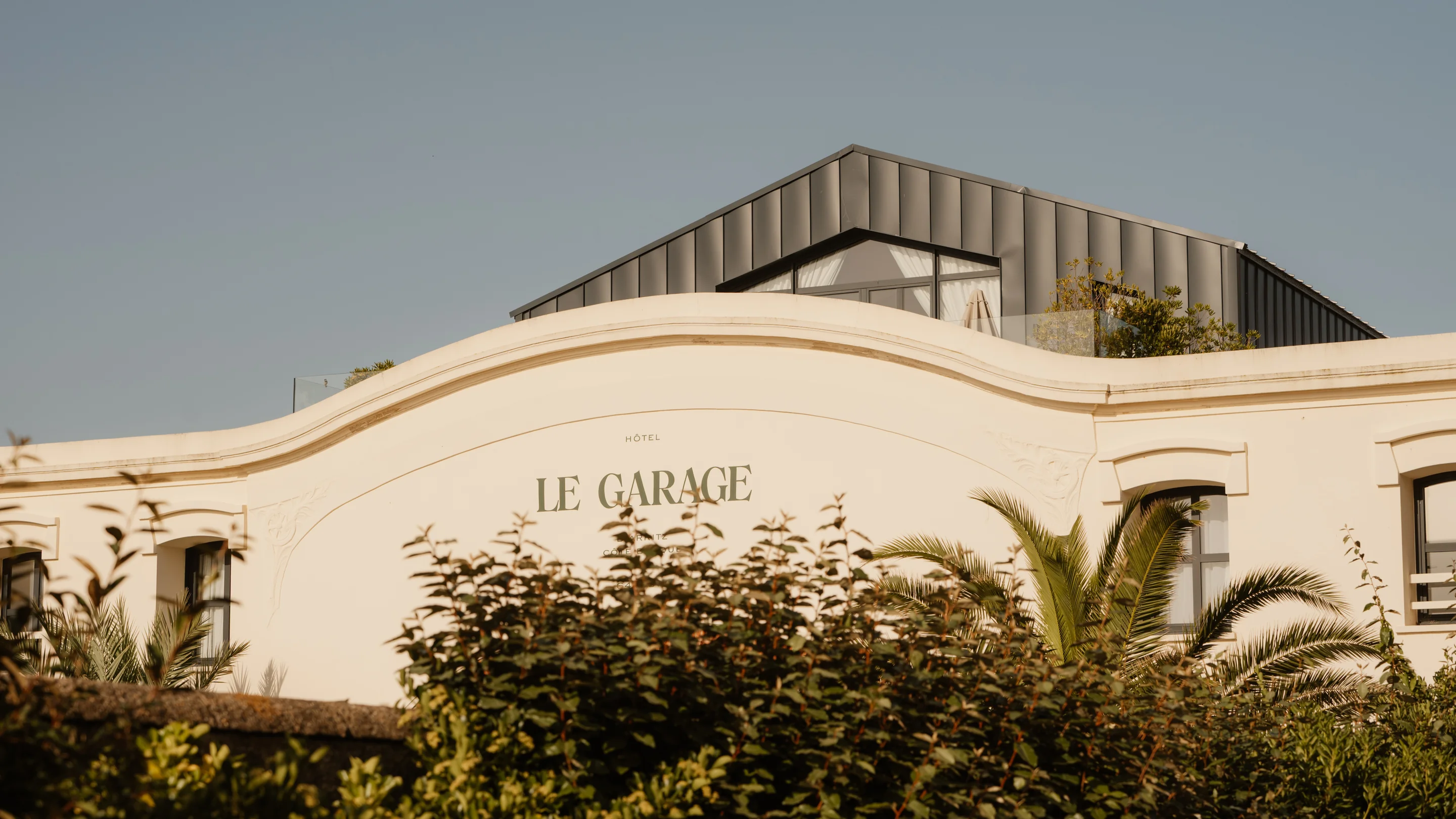 Detalle arquitectónico de la azotea y la fachada del Hôtel Le Garage de Biarritz, Experimental Group.