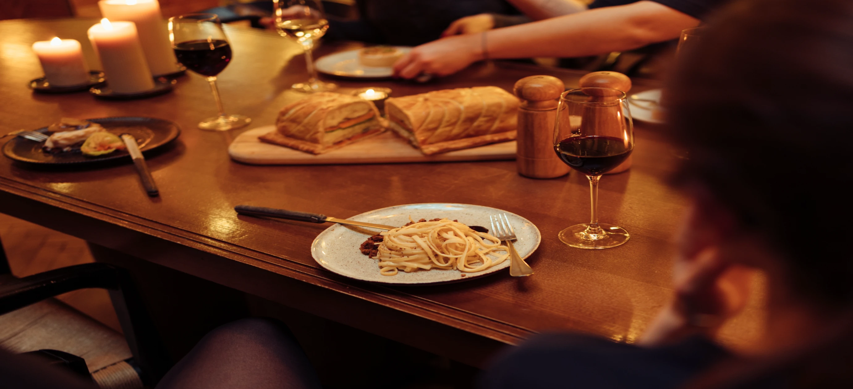 Cena conviviale con amici, primi piatti e vino in un raffinato ristorante, Experimental Group.