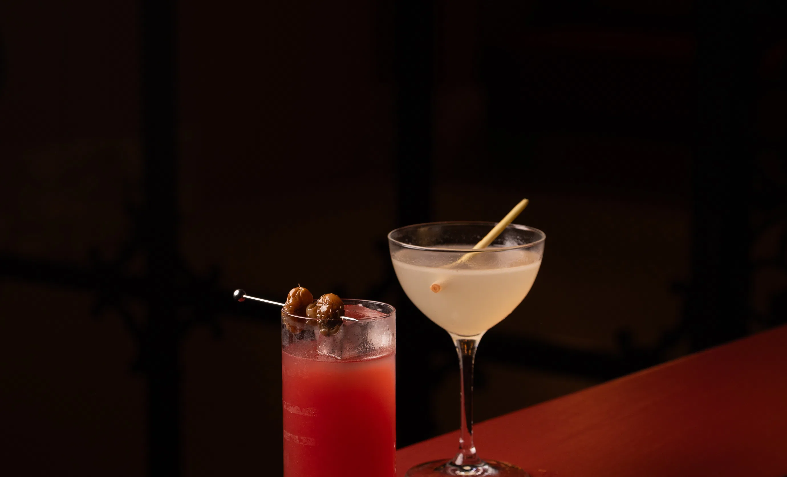 Duo of artisanal cocktails on the counter of an Experimental Group bar, refined and attentive service.